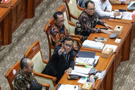 Isu Panas Saat Mahfud Di Dpr Upaya Menkeu Dijatuhkan Hingga Markus