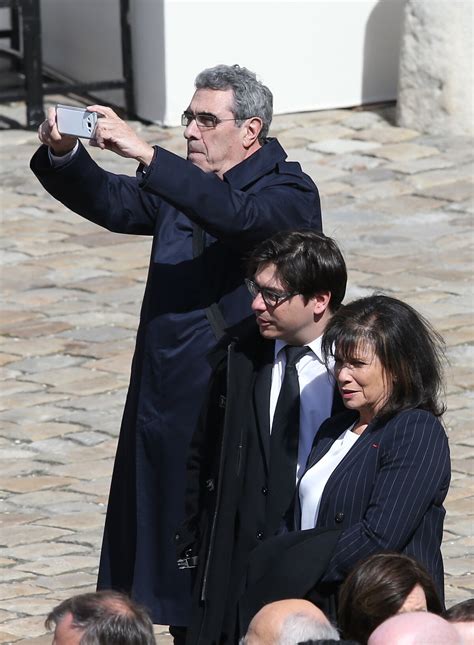 Photo : Anne Sinclair et son fils David Levaï lors des obsèques