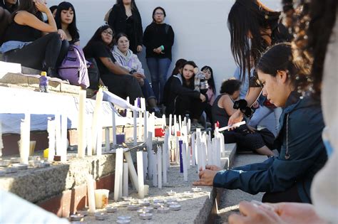 Velatón Por Femicidio De Alumna Udec Congregó A Cientos De Personas En El Foro