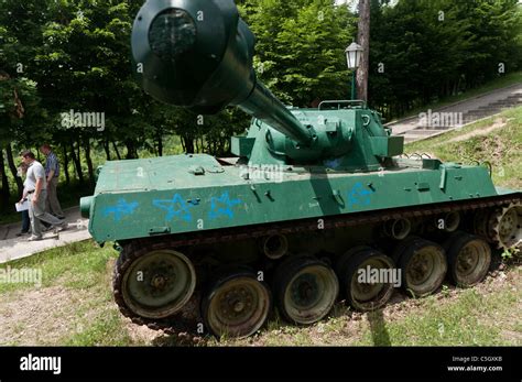 Tank bosnia hi-res stock photography and images - Alamy