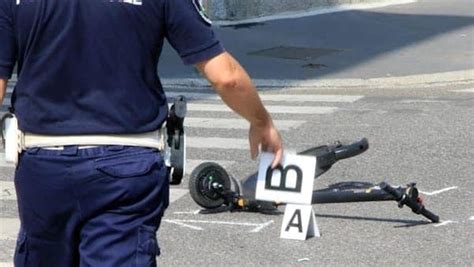 Investe Una Donna In Monopattino A Milano E Scappa Trovato Il Camion E