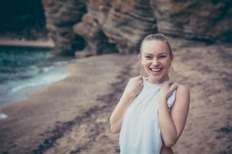Frauen Geheim Junge Sch Ne Sch Chterne L Chelnde Frau Im Bikini Auf Dem Strand Der Kamera