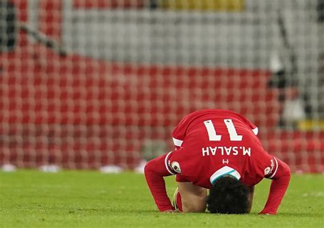 Sujud Syukur Cara Bintang Liverpool Mo Salah Unjuk Jati Diri Sebagai Muslim Okezone Bola