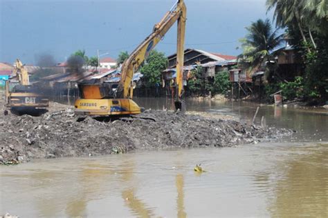 Warga Tanam Pohon Di Bantaran Sungai Karang Mumus Antara News