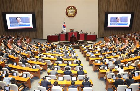 김기현 본회의장서 이재명 얼굴 띄워놓고 야당·문재인·노조·시민단체·kbs 비난 열중 민중의소리