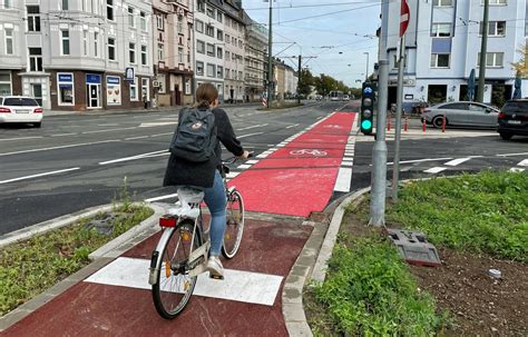 Düsseldorf Stadt verbessert Radweg Am Schönenkamp