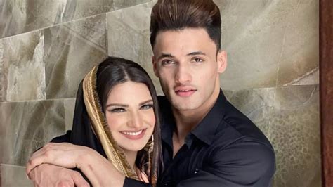 Bigg Boss 13 Fame Asim Riaz Picks Up GF Himanshi Khurana At Airport