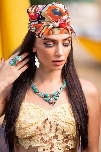 Wunderschönes Mädchen in Bikini auf einem Strand in einem Kleid im Zigeunerstil Premium Foto