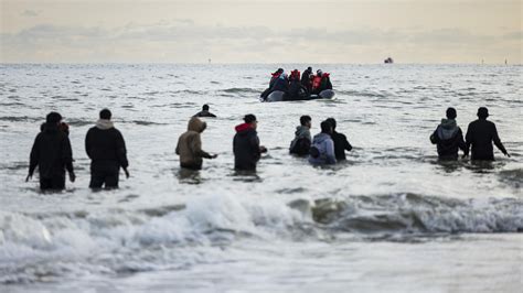 Apr S Le D C S De Cinq Migrants Dans La Manche Deux Hommes Inculp S Au