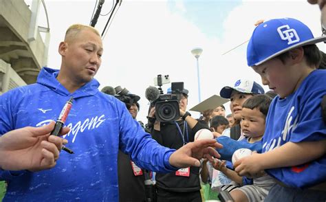 2月の北谷キャンプでファンにサインする中日・中田（左） ― スポニチ Sponichi Annex 野球