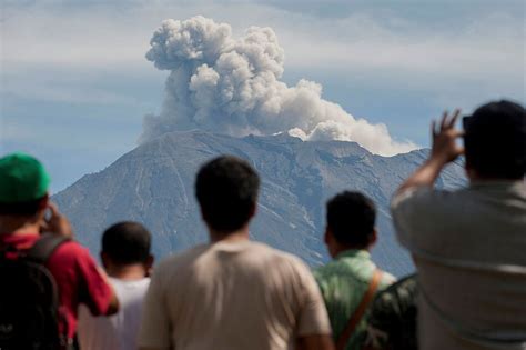 Bali Volcano Erupts Again Spews Ash 2 500 Meters Abs Cbn News