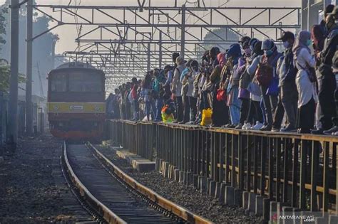 DPR Nilai Rencana Subsidi KRL Jabodetabek Berbasis NIK Bisa Rugikan