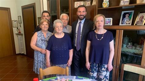 Nonna Maria Spegne Candeline Gli Auguri Dell Amministrazione