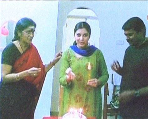 Vijayalakshmi releases photo evidence of living with seeman. seeman celebrated valentines day ...