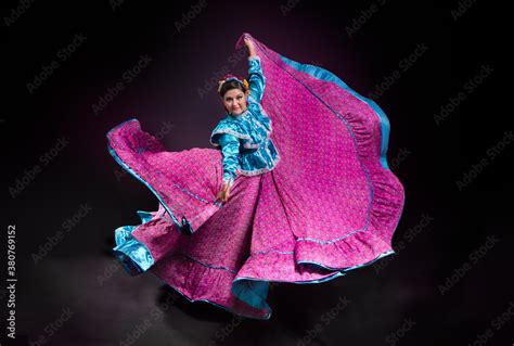 Mujer Bailarina De Folklor Mexicano Del Estado De Nayarit Traje Folklorico Nayarrita Color Rosa