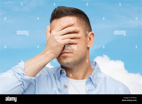 Yeux couvrant les mains Banque de photographies et dimages à haute