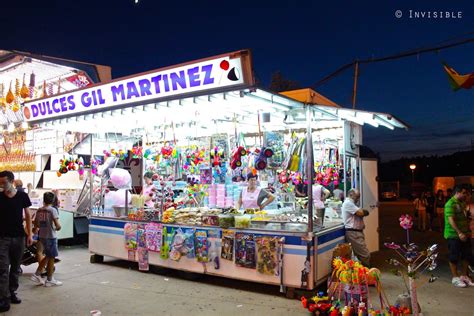 Pasear Por La Noche Por La Feria Y Sus Puestecitos Del Pueblo