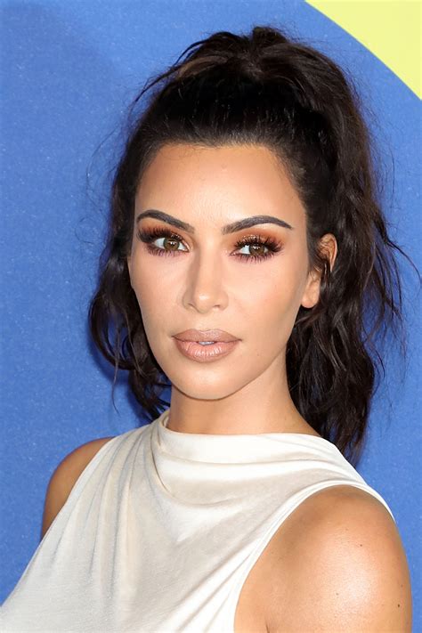Ουδέτερη έμπνευση Η Kim Kardashian υιοθετεί το nude makeup VOGUE GR
