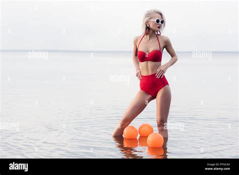 Stilvolle Frau In Modischen Roten Bikini Und Sonnenbrille Im Wasser