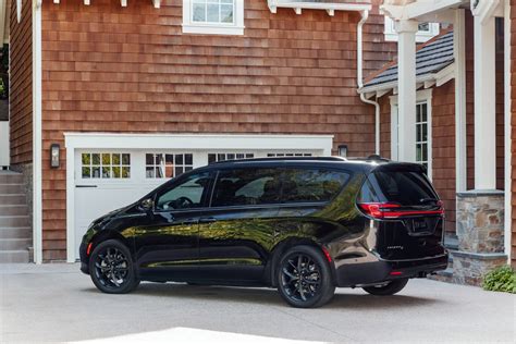 Chrysler Pacifica Adds Awd And A Redesign Debuts In Chicago