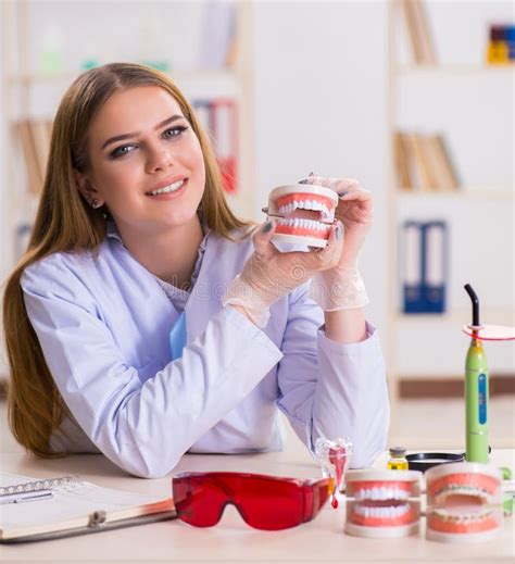 Estudiante De Odontología Practicando Habilidades En Aula Imagen De