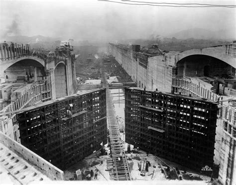 Panama Canal locks under construction, 1913 : r/HalfbuiltHistory