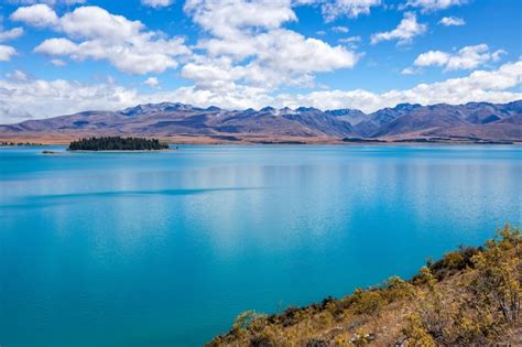 Vista panorámica del colorido lago tekapo en nueva zelanda Foto Premium