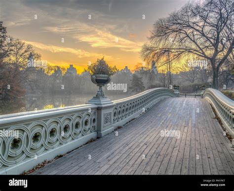 Il ponte di prua è una ghisa ponte situato nel Central Park di New York