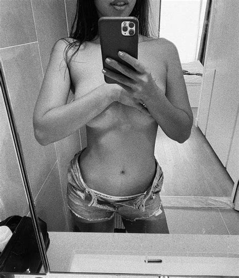 Siêu mẫu Hà Anh đăng ảnh bán nude lồ lộ vòng 1 khủng mẹ ruột có phản ứng gây chú ý