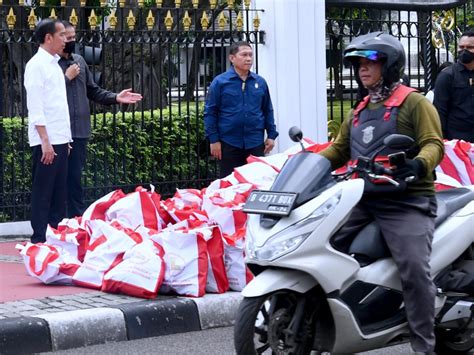 FOTO Presiden Jokowi Saksikan Penyerahan Sembako Untuk Ojol Di Depan