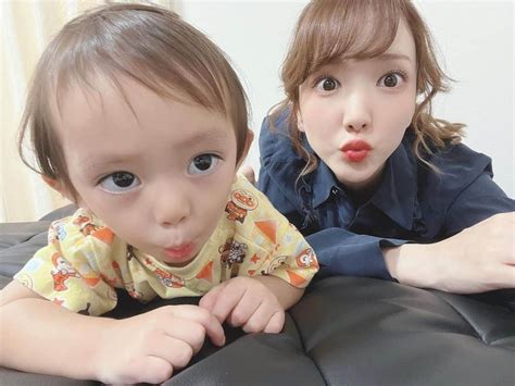 下田美咲さんのインスタグラム写真 下田美咲instagram 「4枚目、同じ顔をしようとしてきてるのが可愛い。 親子 次男 1歳7