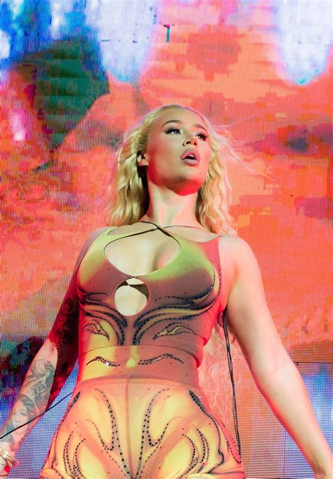 Iggy Azalea Sexy Curves On Stage Hot Celebs Home