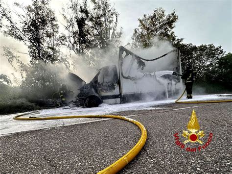 Le Fiamme Divorano Un Furgone Alimentato A Metano