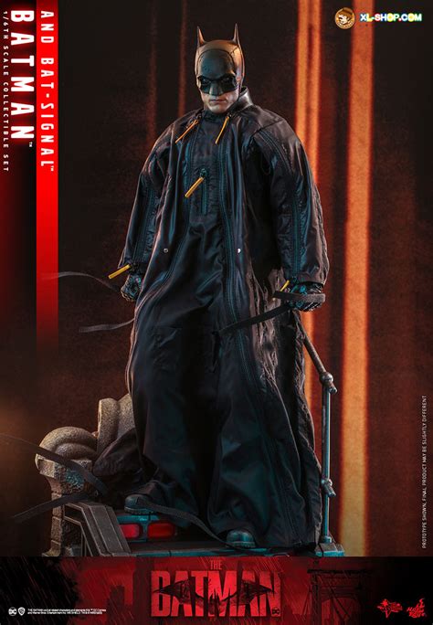 Hot Toys Mms The Batman Th Scale Batman And Bat Signal Collectible Set