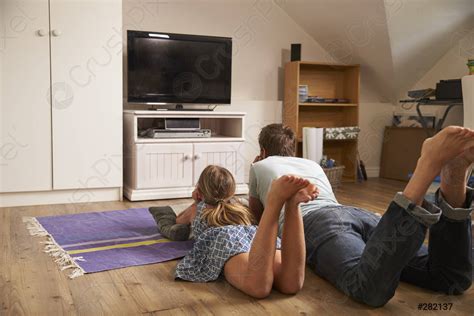 Padre e hija viendo la televisión en la sala foto de stock 282137