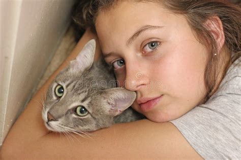 Jeune Fille Avec Le Chat Photo Stock Image Du Chat Maison 53856532