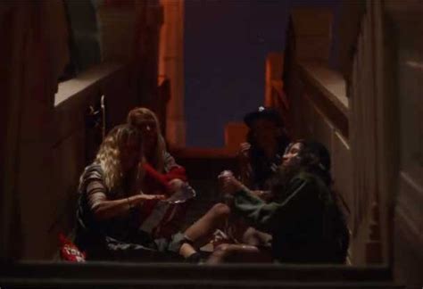 Garotas Skatistas Fazem Manobras Radiciais Em Clipe Do Red Hot Chili Peppers