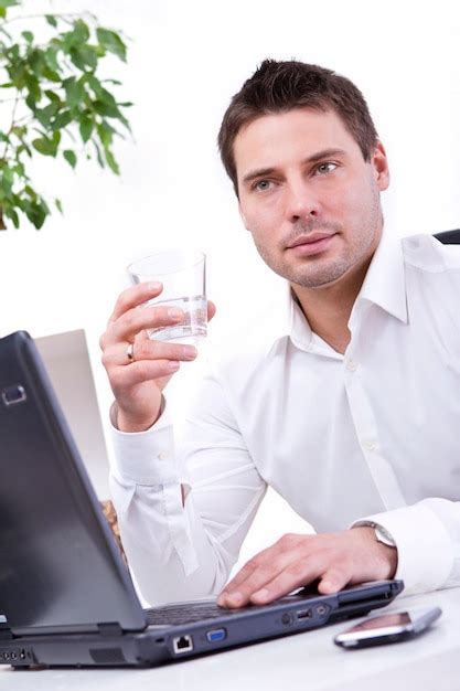 Hombre De Negocios En Su Oficina Foto Gratis