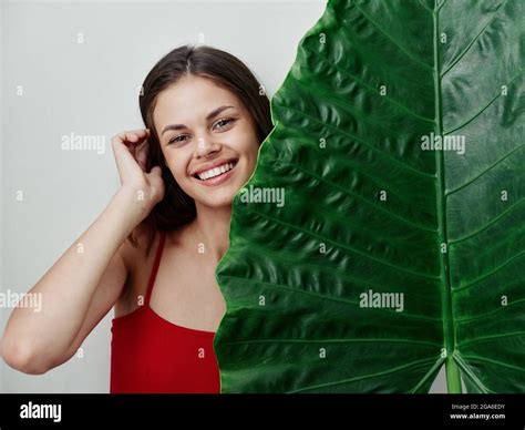 Mujer Sonriente En Traje De Ba O Rojo Verde Palmera Encanto Fotograf A