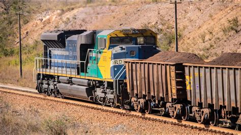 Locomotivas em força total para vencer rampa trem carregado