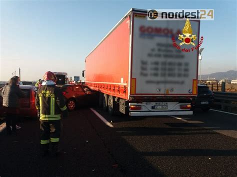 Doppio Incidente In Autostrada Coinvolti 2 Tir E 3 Auto 5 Feriti