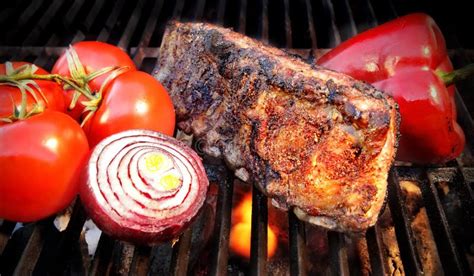 Gegrillte Schweinefleischrippen Auf Dem Lodernden BBQ Grillen Stockbild