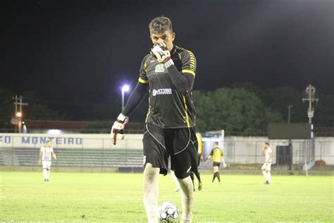 Chamado de bicha goleiro repudia gritos homofóbicos em estádio