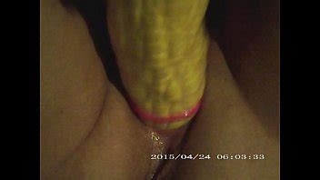 Esposa obtiene un orgasmo con maíz y vibrador XVIDEOS