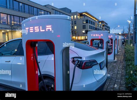 Tesla Supercharger Station Schnellladesäulen der Firma Tesla