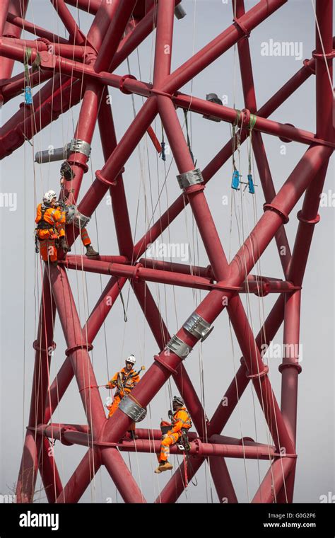 Deslice Sobre El Túnel Más Largo Del Mundo La Arcelormittal Orbit Tower