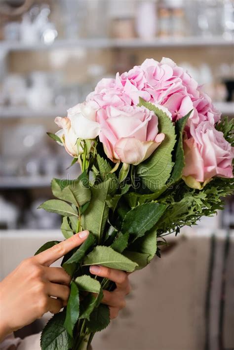 Ramo Ascendente Cercano En Un Florero De Cristal De Flores Rosas Claras