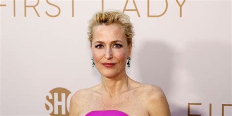 Cétait très gênant les enfants de Gillian Anderson embarrassés quelle joue dans Sex