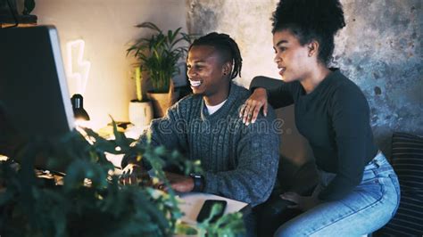 Reserva De Conversas Ou De Casais Felizes O Computador Nas Redes