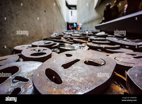 Shalechet, -fallen leaves-, Menashe Kadishman’s art installation